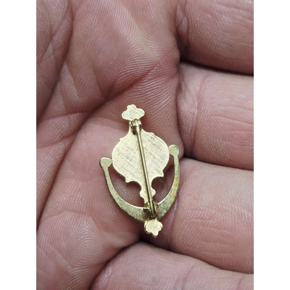 Vtg AVON Calling Door Knocker Service PIN Gold Tone Lapel PIN - Picture 2 of 4